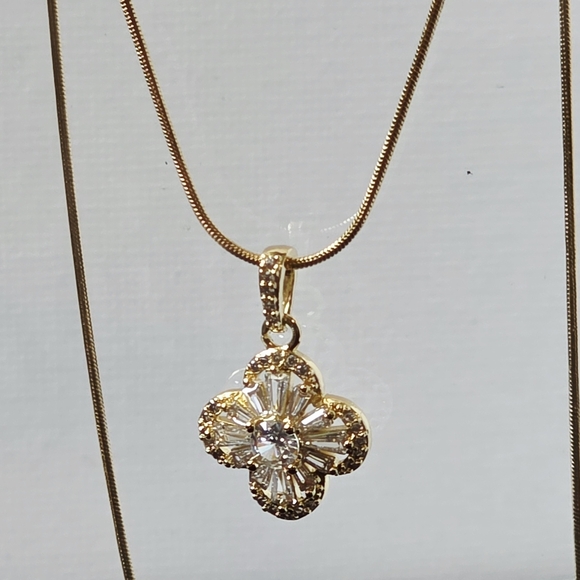 N0008 New Elegant Gold Flower Pendant Necklace - Picture 3 of 14
